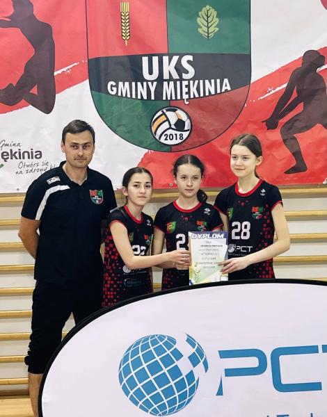 Zacięta rywalizacja i sportowe emocje w Miękini – turniej siatkówki o Puchar Burmistrza