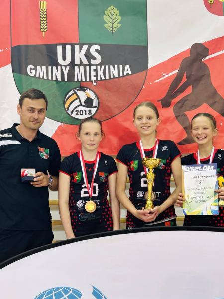 Zacięta rywalizacja i sportowe emocje w Miękini – turniej siatkówki o Puchar Burmistrza