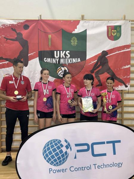 Zacięta rywalizacja i sportowe emocje w Miękini – turniej siatkówki o Puchar Burmistrza