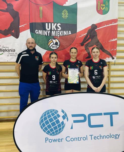 Zacięta rywalizacja i sportowe emocje w Miękini – turniej siatkówki o Puchar Burmistrza