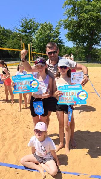 Siatkarki z Miękini z medalami