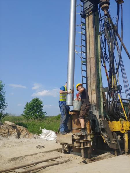 Trwają prace przy odwiertach i budowie rurociągów
