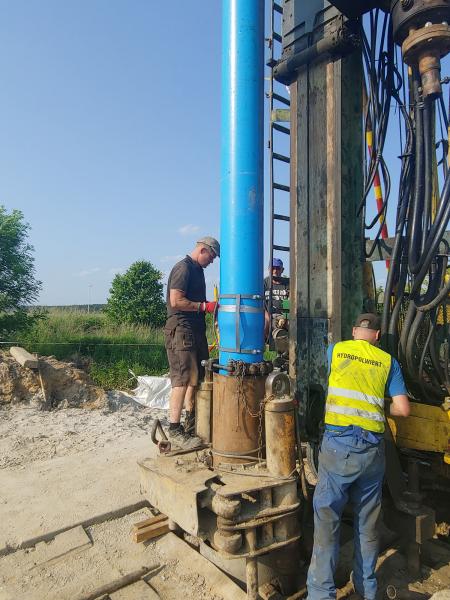 Trwają prace przy odwiertach i budowie rurociągów