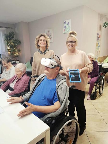 Wirtualne podróże seniorów z Rakoszyc. Technologia VR w służbie wspomnień i relaksu