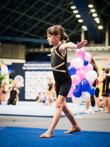 Młode gimnastyczki z klubu AcroSky Środa Śląska z medalami