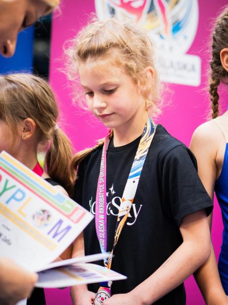 Młode gimnastyczki z klubu AcroSky Środa Śląska z medalami