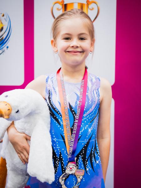 Młode gimnastyczki z klubu AcroSky Środa Śląska z medalami