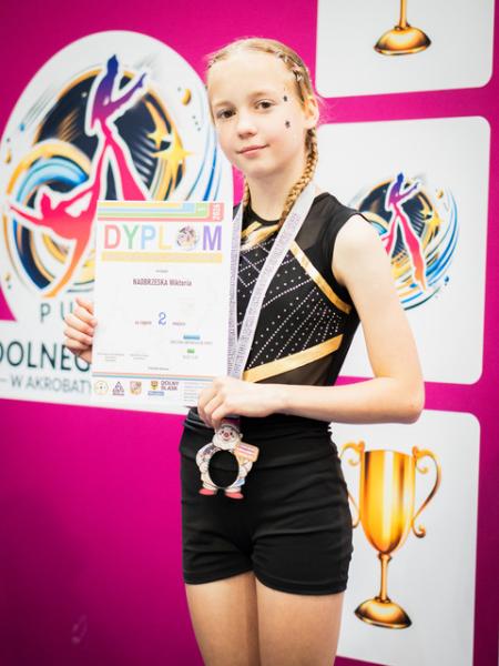 Młode gimnastyczki z klubu AcroSky Środa Śląska z medalami
