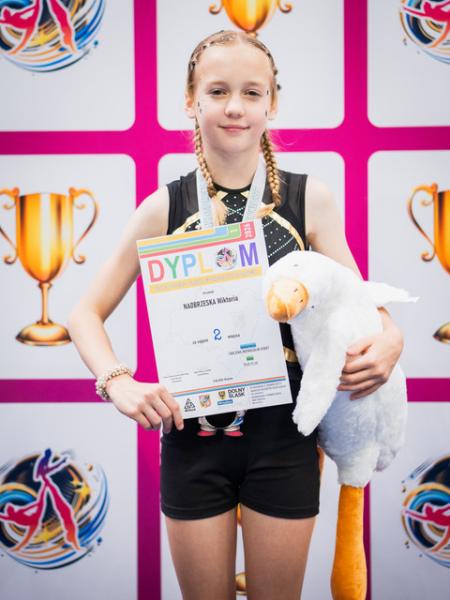 Młode gimnastyczki z klubu AcroSky Środa Śląska z medalami