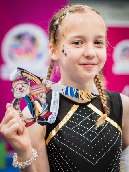 Młode gimnastyczki z klubu AcroSky Środa Śląska z medalami