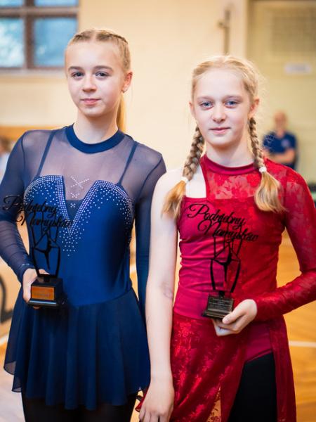 Młode gimnastyczki z klubu AcroSky Środa Śląska z medalami