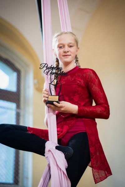 Młode gimnastyczki z klubu AcroSky Środa Śląska z medalami