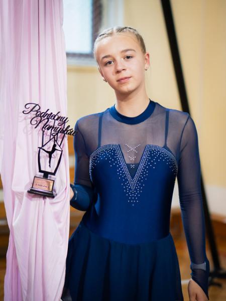 Młode gimnastyczki z klubu AcroSky Środa Śląska z medalami