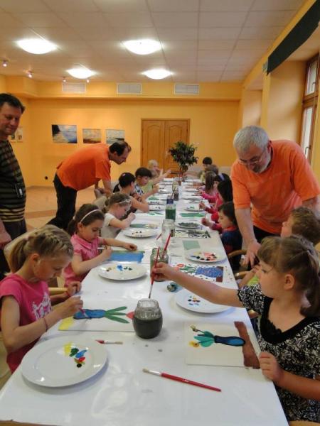 Warsztaty plastyczne dla dzieci prowadzone przez uczestników Międzynarodowego Pleneru Malarskiego w Środziie Śląskiej