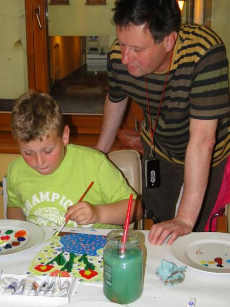 Warsztaty plastyczne dla dzieci prowadzone przez uczestników Międzynarodowego Pleneru Malarskiego w Środziie Śląskiej