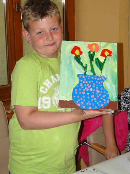 Warsztaty plastyczne dla dzieci prowadzone przez uczestników Międzynarodowego Pleneru Malarskiego w Środziie Śląskiej