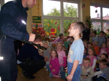 Policjanci w przedszkolu w Malczycach