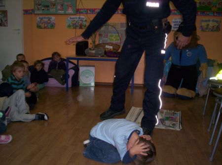 Policjanci w przedszkolu w Malczycach