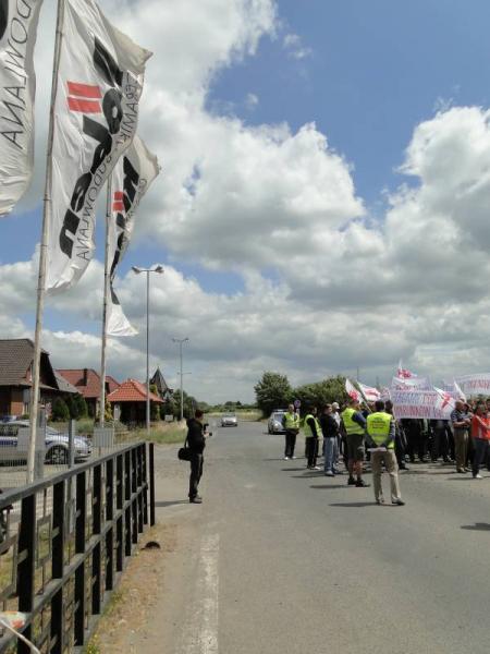 Protest związkowców przed zakladami Röben w Środzie Śląskiej