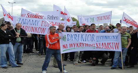 Protest związkowców przed zakladami Röben w Środzie Śląskiej