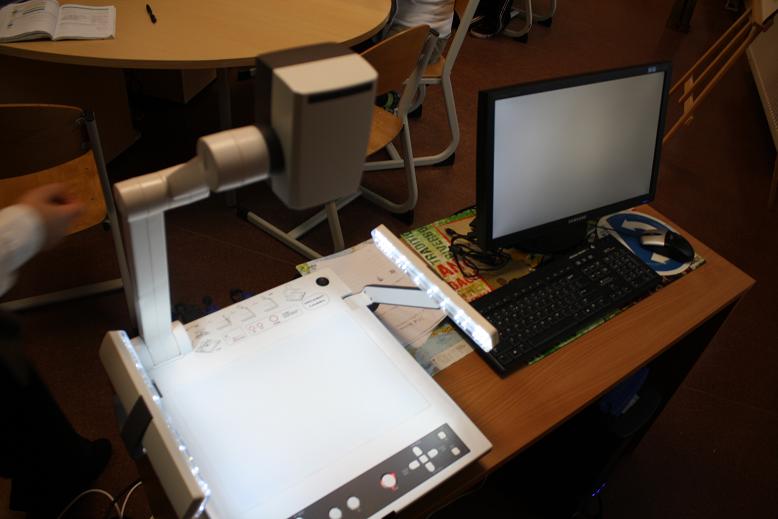 Projekt współfinansowany jest ze środków Unii Europejskiej w ramach Europejskiego Funduszu Społecznego. Celem głównym projektu jest wyrównanie szans edukacyjnych uczniów o utrudnionym dostępie do edukacji, zmniejszenie różnic w jakości usług edukacyjnych, podnoszenie jakości procesu kształcenia, wspieranie indywidualnych zainteresowań i zdolności każdego ucznia ze szczególnym uwzględnieniem umiejętności kluczowych poprzez realizację programów rozwojowych na zajęciach pozalekcyjnych i pozaszkolnych, a także wdrażanie przyjętych rozwiązań do praktyki szkolnej. Szkoła im. Marii Konopnickiej dzięki udziałowi w tym projekcie wzbogaciła swojś bazę dydaktyczną o sprzęt multimedialny wraz z oprogramowaniem, akcesoria w postaci zestawów do nauki przedmiotów matematyczno - biologicznych o wartości około 170 000 zł. Tej klasy sprzęt sprawił, że lekcje w szkole podstawowej w Kostomłotach odbywają się na najwyższym europejskim poziomie. Uczniowie zaś swoje umiejętności doskonalą przy użyciu wysoko wyspecjalizowanego sprzętu multimedialnego.