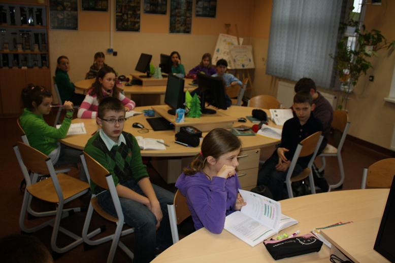 Projekt współfinansowany jest ze środków Unii Europejskiej w ramach Europejskiego Funduszu Społecznego. Celem głównym projektu jest wyrównanie szans edukacyjnych uczniów o utrudnionym dostępie do edukacji, zmniejszenie różnic w jakości usług edukacyjnych, podnoszenie jakości procesu kształcenia, wspieranie indywidualnych zainteresowań i zdolności każdego ucznia ze szczególnym uwzględnieniem umiejętności kluczowych poprzez realizację programów rozwojowych na zajęciach pozalekcyjnych i pozaszkolnych, a także wdrażanie przyjętych rozwiązań do praktyki szkolnej. Szkoła im. Marii Konopnickiej dzięki udziałowi w tym projekcie wzbogaciła swojś bazę dydaktyczną o sprzęt multimedialny wraz z oprogramowaniem, akcesoria w postaci zestawów do nauki przedmiotów matematyczno - biologicznych o wartości około 170 000 zł. Tej klasy sprzęt sprawił, że lekcje w szkole podstawowej w Kostomłotach odbywają się na najwyższym europejskim poziomie. Uczniowie zaś swoje umiejętności doskonalą przy użyciu wysoko wyspecjalizowanego sprzętu multimedialnego.