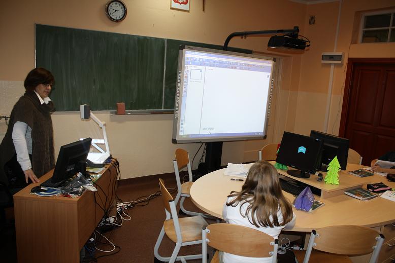 Projekt współfinansowany jest ze środków Unii Europejskiej w ramach Europejskiego Funduszu Społecznego. Celem głównym projektu jest wyrównanie szans edukacyjnych uczniów o utrudnionym dostępie do edukacji, zmniejszenie różnic w jakości usług edukacyjnych, podnoszenie jakości procesu kształcenia, wspieranie indywidualnych zainteresowań i zdolności każdego ucznia ze szczególnym uwzględnieniem umiejętności kluczowych poprzez realizację programów rozwojowych na zajęciach pozalekcyjnych i pozaszkolnych, a także wdrażanie przyjętych rozwiązań do praktyki szkolnej. Szkoła im. Marii Konopnickiej dzięki udziałowi w tym projekcie wzbogaciła swojś bazę dydaktyczną o sprzęt multimedialny wraz z oprogramowaniem, akcesoria w postaci zestawów do nauki przedmiotów matematyczno - biologicznych o wartości około 170 000 zł. Tej klasy sprzęt sprawił, że lekcje w szkole podstawowej w Kostomłotach odbywają się na najwyższym europejskim poziomie. Uczniowie zaś swoje umiejętności doskonalą przy użyciu wysoko wyspecjalizowanego sprzętu multimedialnego.