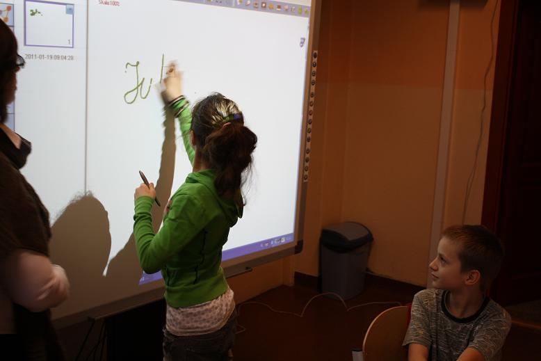 Projekt współfinansowany jest ze środków Unii Europejskiej w ramach Europejskiego Funduszu Społecznego. Celem głównym projektu jest wyrównanie szans edukacyjnych uczniów o utrudnionym dostępie do edukacji, zmniejszenie różnic w jakości usług edukacyjnych, podnoszenie jakości procesu kształcenia, wspieranie indywidualnych zainteresowań i zdolności każdego ucznia ze szczególnym uwzględnieniem umiejętności kluczowych poprzez realizację programów rozwojowych na zajęciach pozalekcyjnych i pozaszkolnych, a także wdrażanie przyjętych rozwiązań do praktyki szkolnej. Szkoła im. Marii Konopnickiej dzięki udziałowi w tym projekcie wzbogaciła swojś bazę dydaktyczną o sprzęt multimedialny wraz z oprogramowaniem, akcesoria w postaci zestawów do nauki przedmiotów matematyczno - biologicznych o wartości około 170 000 zł. Tej klasy sprzęt sprawił, że lekcje w szkole podstawowej w Kostomłotach odbywają się na najwyższym europejskim poziomie. Uczniowie zaś swoje umiejętności doskonalą przy użyciu wysoko wyspecjalizowanego sprzętu multimedialnego.