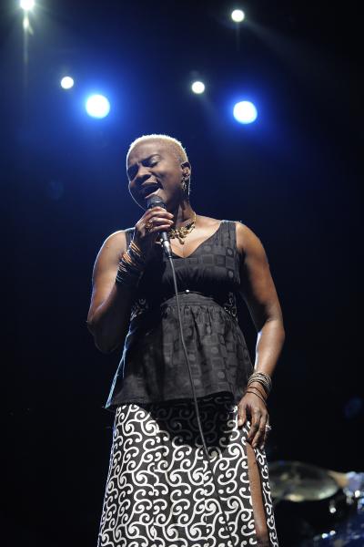 Angelique Kidjo rozgrzewająca publiczność
