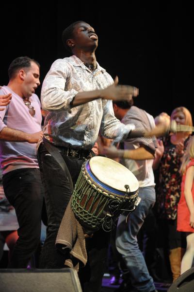 Angelique Kidjo rozgrzewająca publiczność