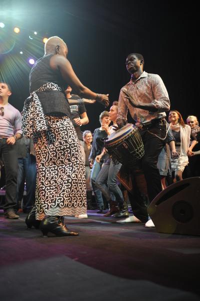 Angelique Kidjo rozgrzewająca publiczność