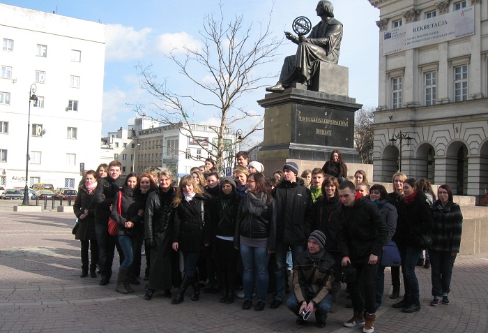 Pod pomnikiem patrona PZSP nr 1 - Mikołaja Kopernika