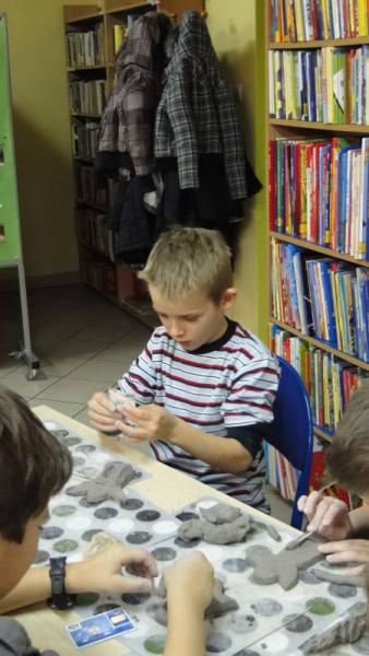 Warsztaty ceramiczne w Bibliotece Publicznej w Środzie Śląskiej