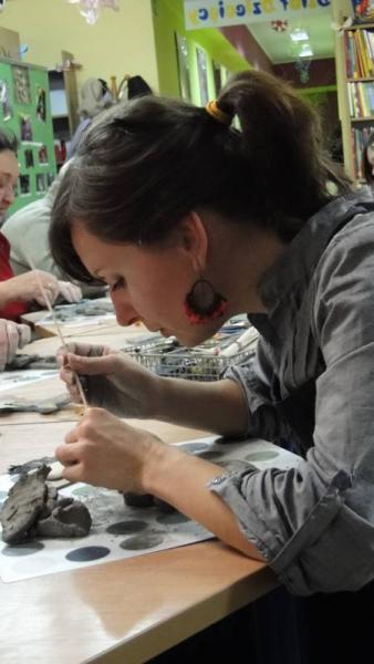 Warsztaty ceramiczne w Bibliotece Publicznej w Środzie Śląskiej