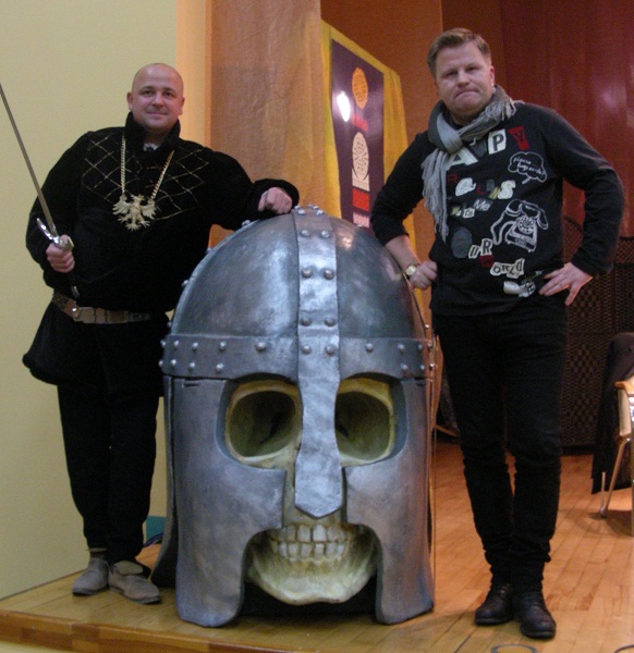 Spotkanie autorskie z czaszką w tle