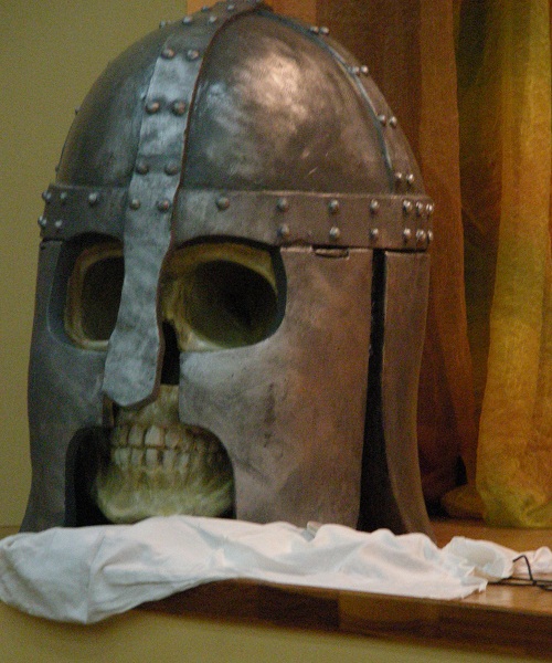 Spotkanie autorskie z czaszką w tle