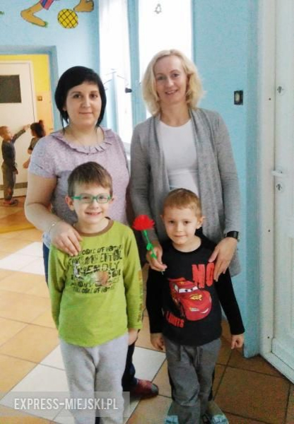 przedszkolaki rozdały kwiaty