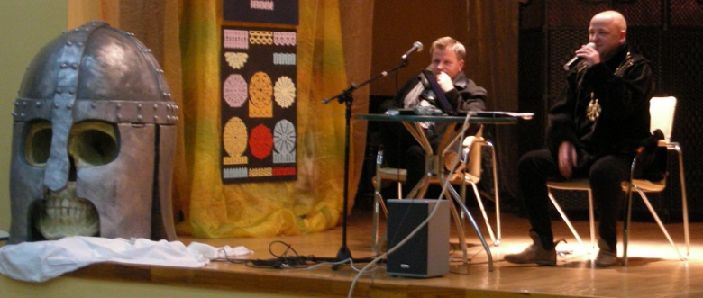 Spotkanie autorskie z czaszką w tle