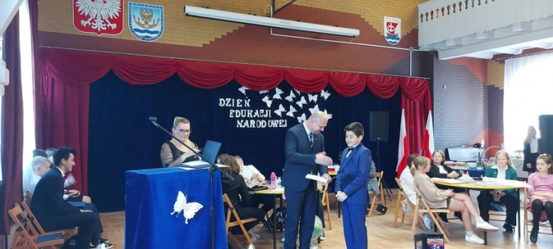 Podczas uroczystości z okazji Dnia Edukacji Narodowej wręczono stypendia