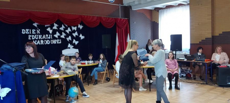 Podczas uroczystości z okazji Dnia Edukacji Narodowej wręczono stypendia