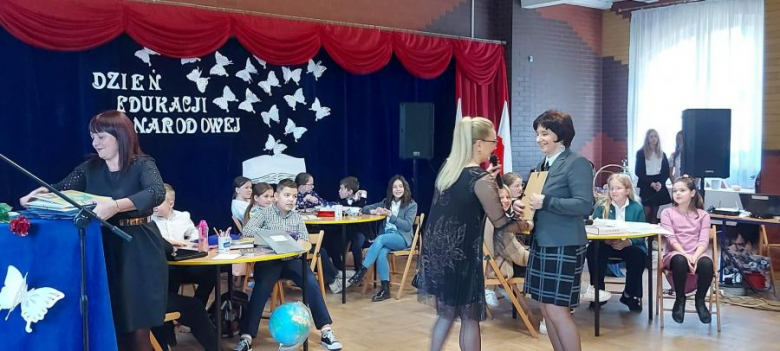 Podczas uroczystości z okazji Dnia Edukacji Narodowej wręczono stypendia