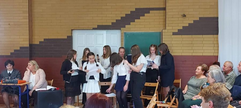 Podczas uroczystości z okazji Dnia Edukacji Narodowej wręczono stypendia