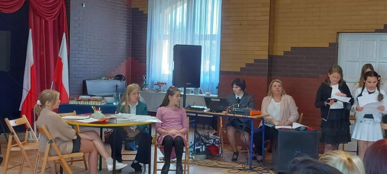 Podczas uroczystości z okazji Dnia Edukacji Narodowej wręczono stypendia