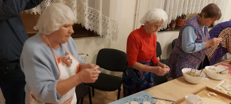 Wspólne lenienie pierogów w Malczycach