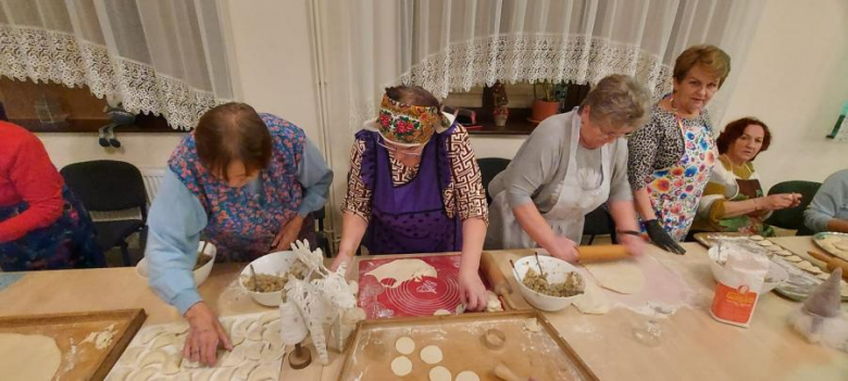 Wspólne lenienie pierogów w Malczycach