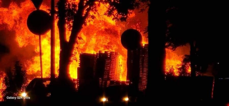 W Krępicach płonęła sterta palet. Ze względów bezpieczeństwa zamknięto drogę krajową