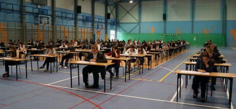 Uczniowie z ząbkowickiego gimnazjum nr 1 przed egzaminem humanistycznym
