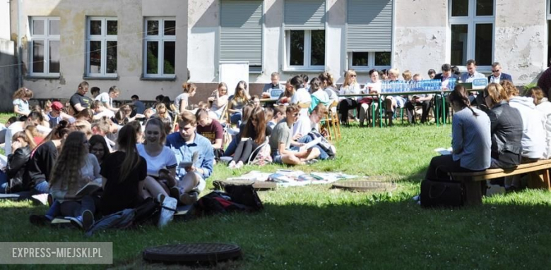 Wspólne czytanie w średzkim ogólniaku