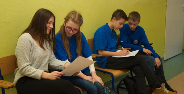 W meczu udział bierze cała drużyna - zawodnicy rezerwowi omawiają zadania