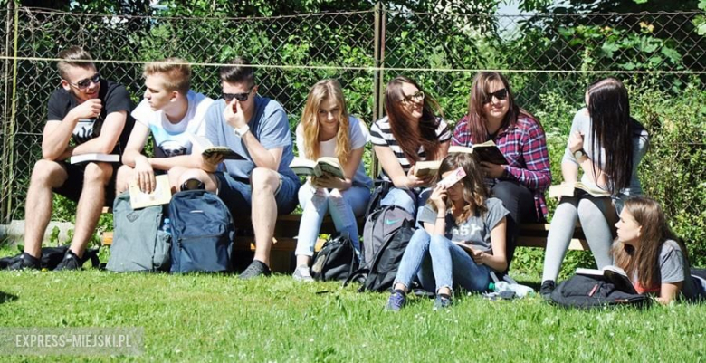 Wspólne czytanie w średzkim ogólniaku